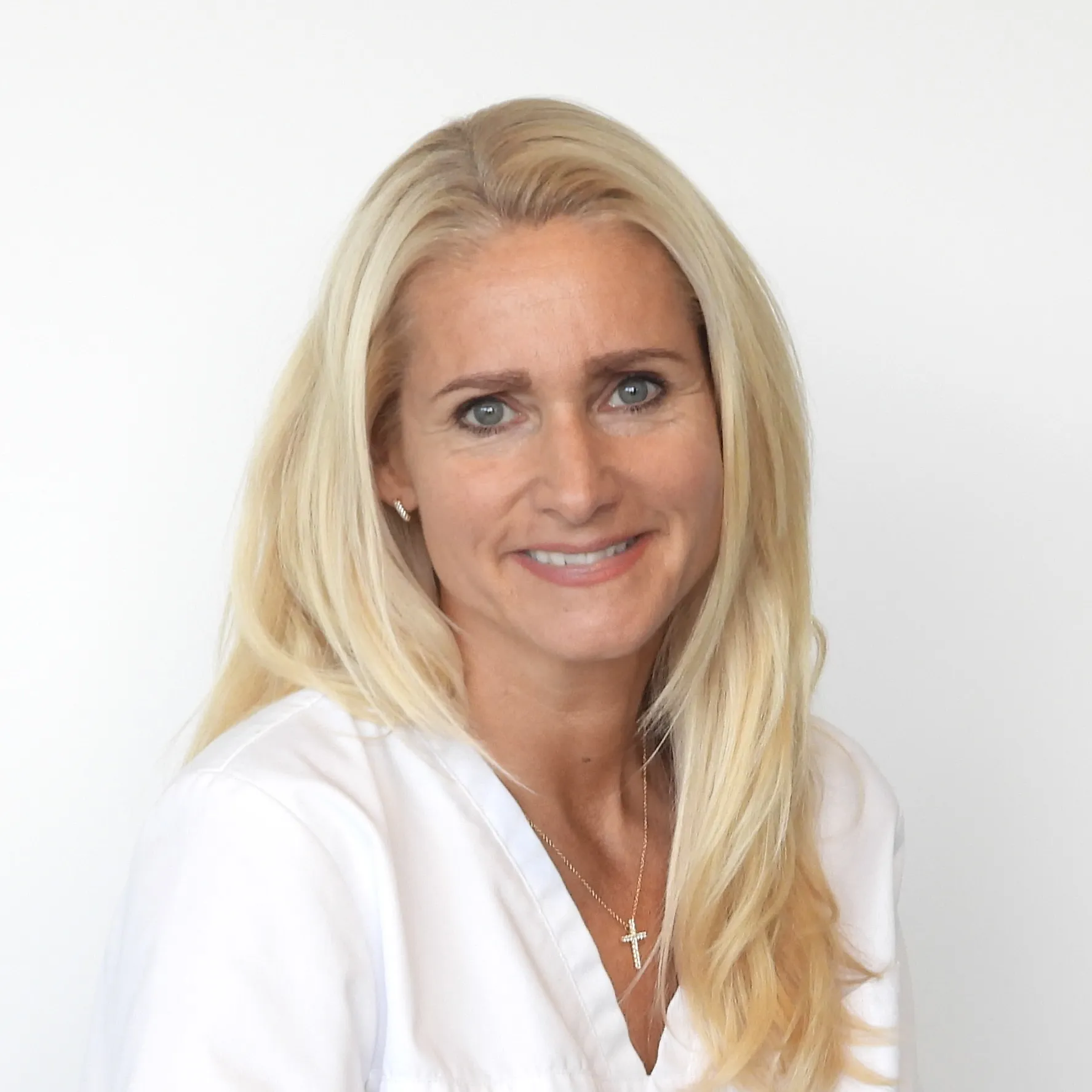 Sie hat lange, blonde Haare und lächelt freundlich.